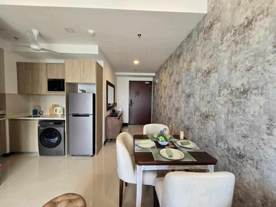 Skyline 29th-floor Tri-zen Luxury Apartment *